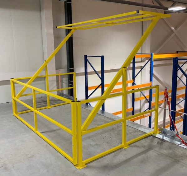 een kantelhek ook wel kantelinrichting genoemd voor het veilig opzetten van pallets op tussenvloer