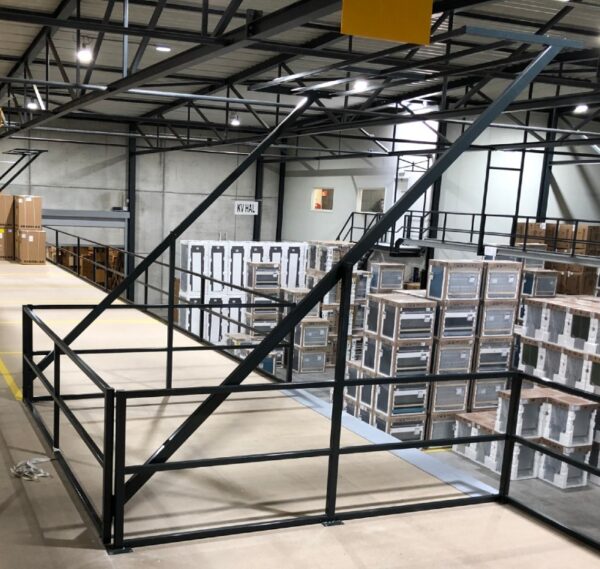 Foto van een kantelhek ook wel kantelinrichting genoemd voor het veilig opzetten van pallets op tussenvloer
