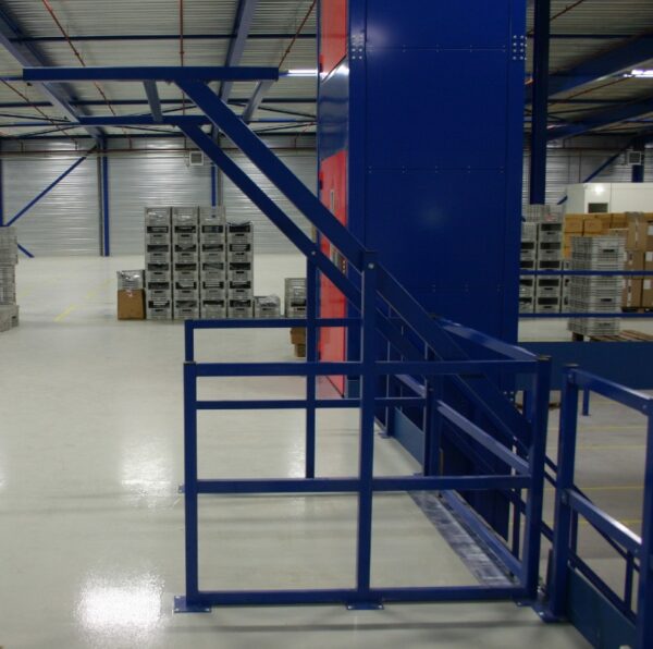 Foto van een kantelhek ook wel kantelinrichting genoemd voor het veilig opzetten van pallets op tussenvloer