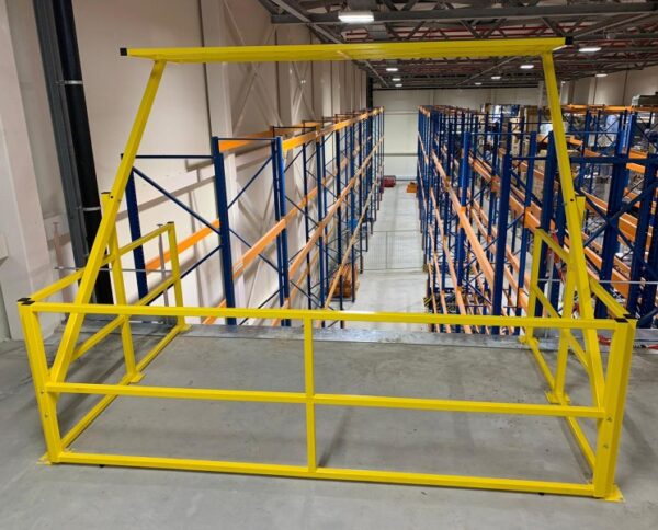 Foto van een kantelhek ook wel kantelinrichting genoemd voor het veilig opzetten van pallets op tussenvloer