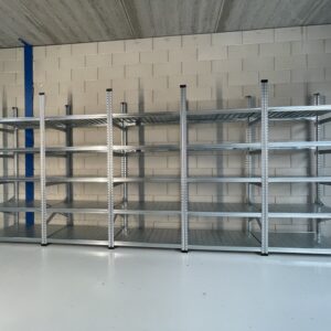 Legbordstelling in showroom, ook wel stellingkast of opbergkast genoemd