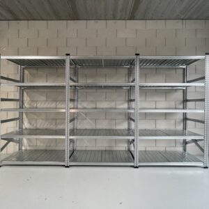 Legbordstelling in showroom, ook wel stellingkast of opbergkast genoemd