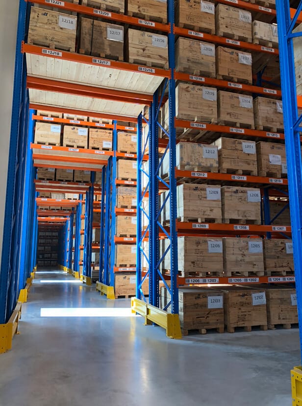 Palletstellingen met oranje liggers en blauwe staanders