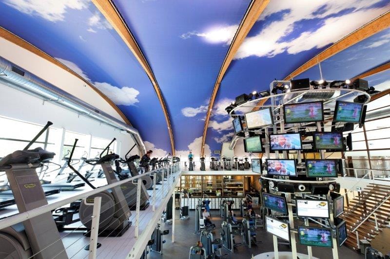 Sportschool televisie en tussenvloer en trap