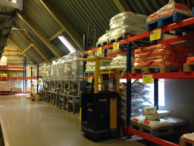 Zware Palletstellingen in een magazijn met pallets erin bakkerij