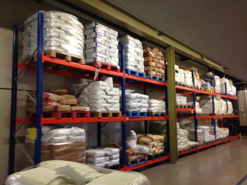 Zware Palletstellingen in een magazijn met pallets erin bakkerij