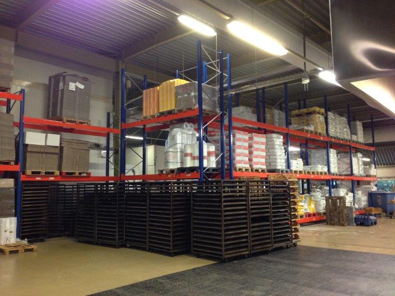 Zware Palletstellingen in een magazijn met pallets erin bakkerij