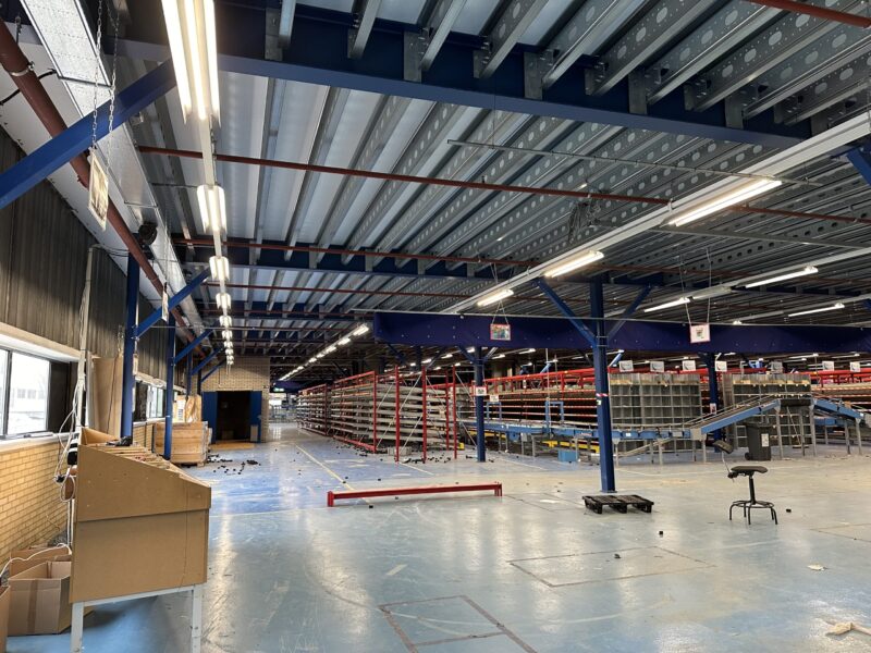 Tweedehands industriële tussenvloer, demontabel en herbruikbaar voor magazijnen of werkplaatsen