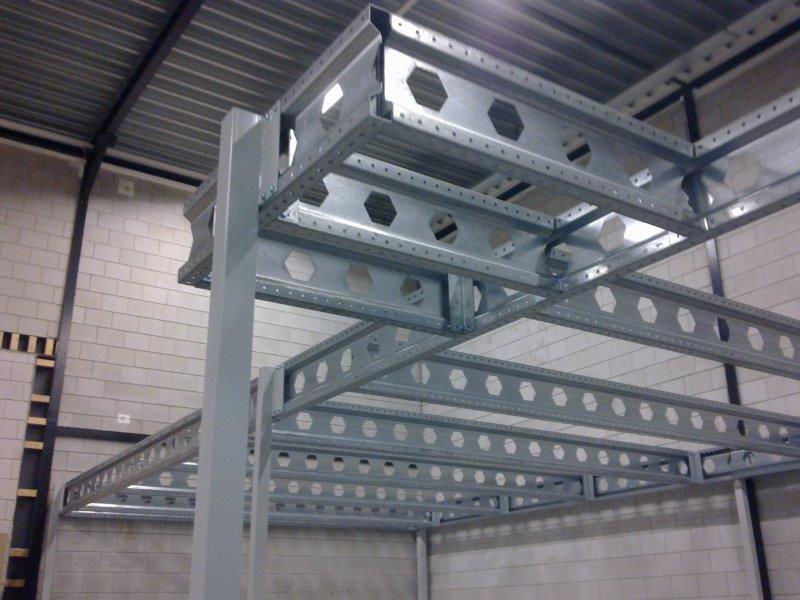Tussenvloer ook wel entresol of mezzanine in aanbouw, zonder C-dur vloerplaten.
