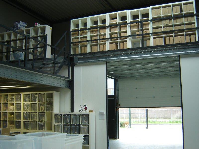 Links een lage tussenvloer, rechts een hogere bordesvloer. Uit koudgewalst sigma profielen