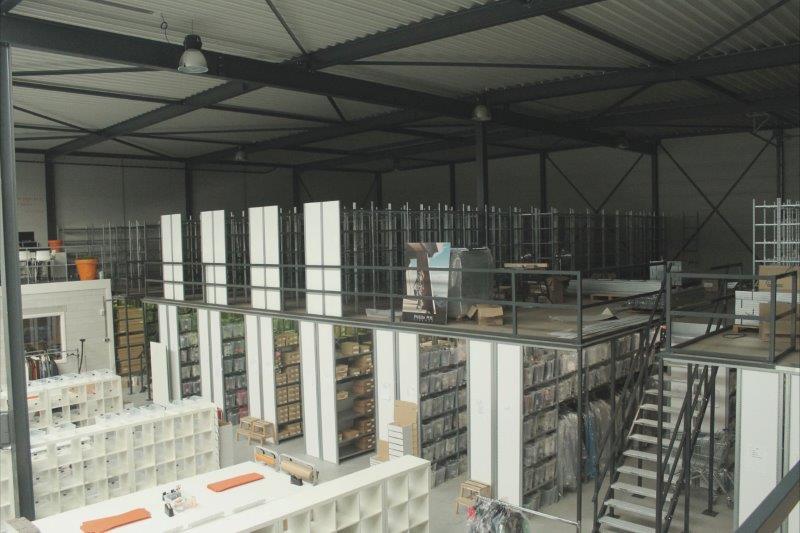 Legbordstelling overvloering met onder en boven stellingkasten in aanbouw ook wel legbordstellingen genoemd