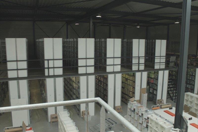 Legbordstelling overvloering met onder en boven stellingkasten ook wel legbordstellingen genoemd rechts staat een magazijntrap