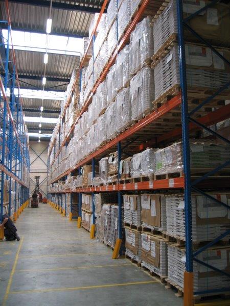 Palletstellingen in een magazijn met pallets erin