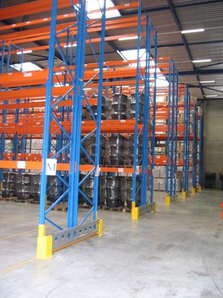 Palletstellingen in een magazijn met pallets erin