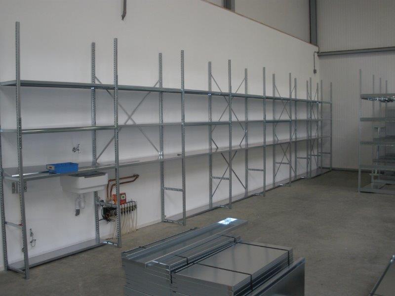 Rij legbordstelling ook wel stellingkasten met uitparingen voor kraan en vloerverwarming