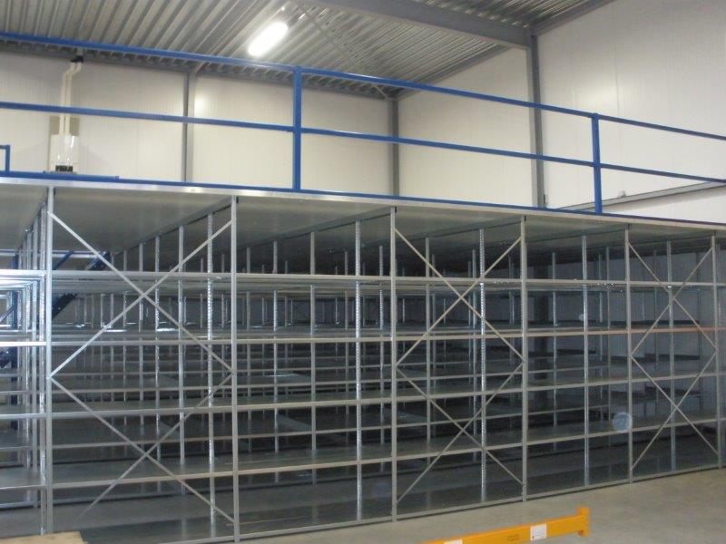 Legbordstelling GS3 in aanbouw voor een overvloering met C-dur vloerplaten en leuningwerk kruisschoren en liggerlagen