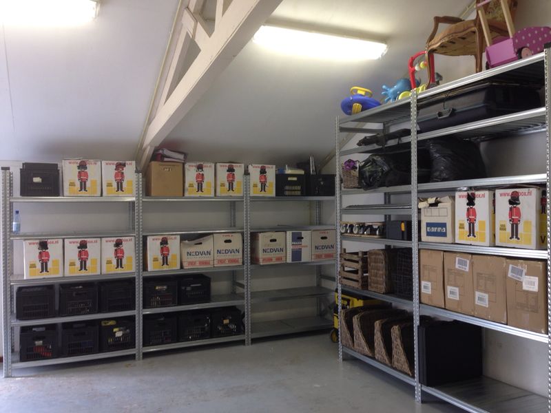 Legbordstelling ook wel stellingkast in een hoek met verschillende ligger hoogte