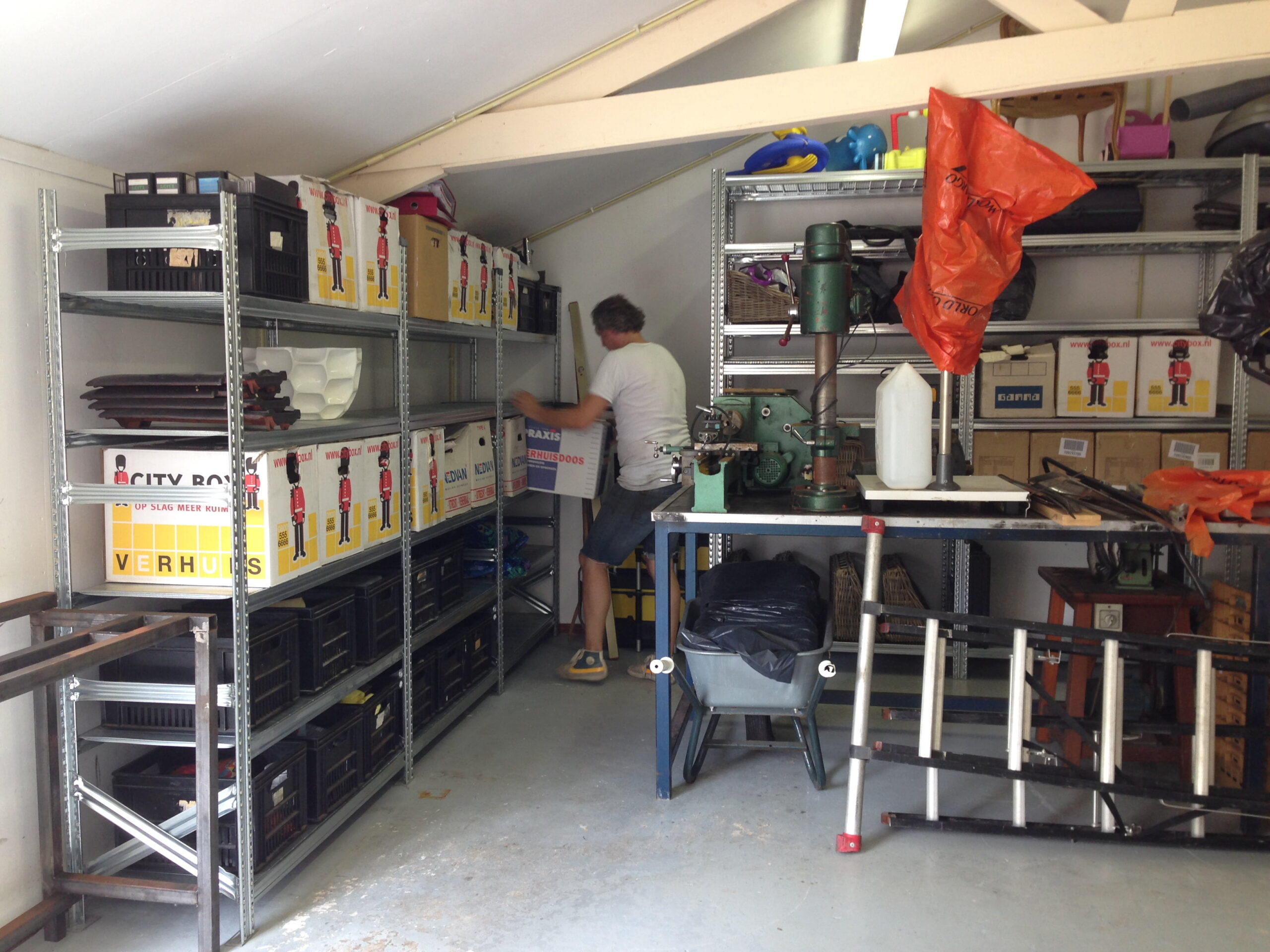 Legbordstellingen in een opslag, links een lage stellingkast en rechts een hoge stelling. Met liggerlagen