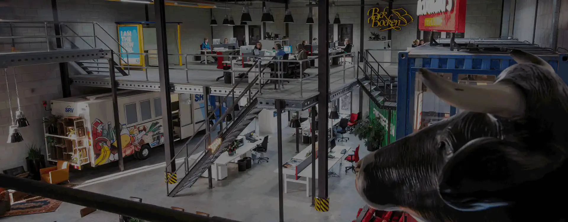 Tussenvloer in creatieve ruimte met betonbroodjes ook wel entresolvloer of bordesvloer genoemd